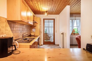 Køleskab, ovn, kogeplade, kaffe-/temaskine