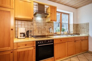 Fridge, oven, stovetop, dishwasher