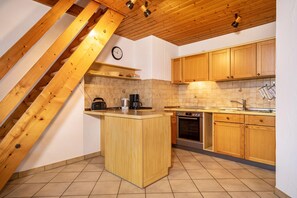 Réfrigérateur, four, plaque de cuisson, cafetière/bouilloire