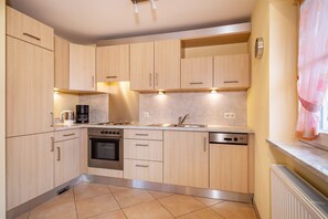 Fridge, oven, stovetop, dishwasher - Apartment 'Ferienwohnung 7, 66qm' with Shared Garden, Balcony and Wi-Fi (Kressbronn am Bodensee)