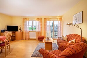 TV, ping pong, stereo - Apartment 'Ferienwohnung 7, 66qm' with Shared Garden, Balcony and Wi-Fi (Kressbronn am Bodensee)