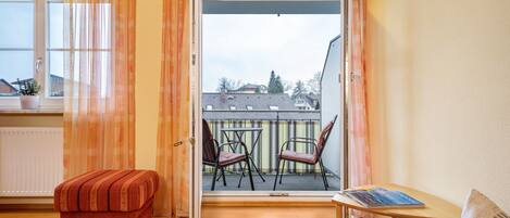 Televisio, pöytätennispöytä, stereot