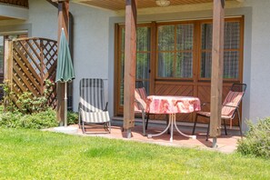 Outdoor dining - Apartment 'Ferienwohnung 7, 66qm' with Shared Garden, Balcony and Wi-Fi (Kressbronn am Bodensee)