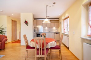 Interior - Apartment 'Ferienwohnung 7, 66qm' with Shared Garden, Balcony and Wi-Fi (Kressbronn am Bodensee)