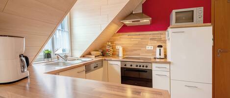 Frigorifero, microonde, forno, piano cottura