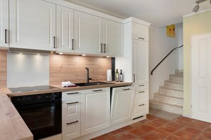 Fridge, microwave, oven, stovetop - Holiday Home 'Ferienhaus Jadeblick I I' with Sea View, Private Terrace and Wi-Fi (Dangast)