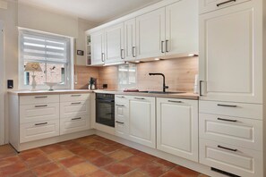 Fridge, microwave, oven, stovetop - Holiday Home 'Ferienhaus Jadeblick I I' with Sea View, Private Terrace and Wi-Fi (Dangast)