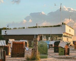 Beach nearby - Holiday Home 'Ferienhaus Jadeblick I I' with Sea View, Private Terrace and Wi-Fi (Dangast)