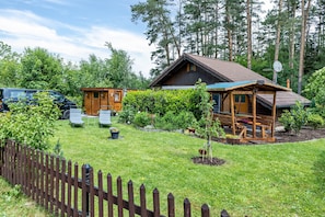 Eine Holzhütte mit umzäuntem Grundstück und kleinem Garten.