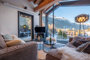Smart TV, fireplace, stereo