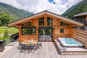 Outdoor dining - Chalet 7 Summits - Magnificent Modern Chalet with Jacuzzi - Swimming Pool - Sauna (Chamonix-Mont-Blanc)
