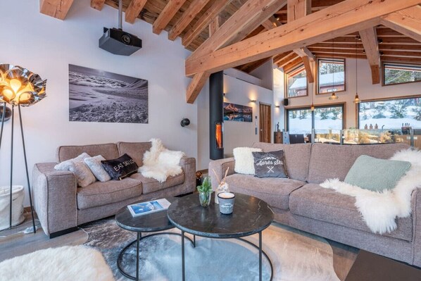 Smart TV, fireplace, stereo