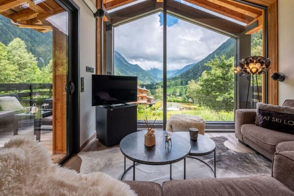 Smart TV, fireplace, stereo