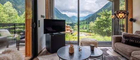 Smart TV, fireplace, stereo