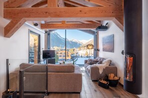 Smart TV, fireplace, stereo