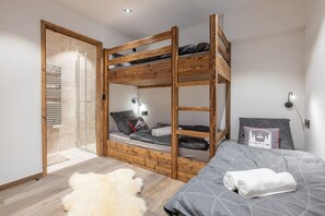 3 bedrooms, desk, iron/ironing board, travel crib