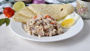 A plate with a salad, a fried egg, and two tortillas. - Oi Beach (Maamigili)
