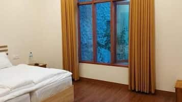 Deluxe Room | 1 bedroom, iron/ironing board, free WiFi, bed sheets