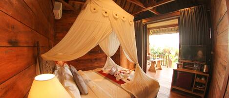 Studio Deluks | Meja kerja, Wi-Fi gratis, dan seprai linen