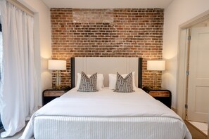 5 bedrooms, iron/ironing board, free WiFi, bed sheets