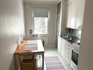 Apartamento tradicional | Cocina privada | Horno, lavavajillas, hervidor eléctrico y tostadora