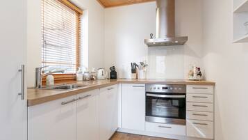 Kühlschrank, Ofen, Geschirrspüler, Wasserkocher mit Kaffee-/Teezubehör