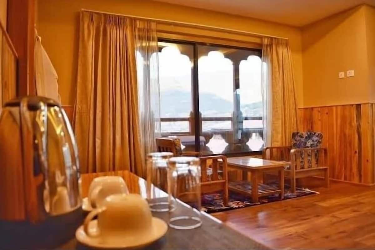 Deluxe Twin kamer, uitzicht op bergen | Luxe beddengoed, een kluis op de kamer, een bureau, een laptopwerkplek
