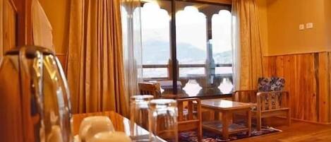 Kamar Twin Deluks, pemandangan gunung | Seprai premium, brankas, meja kerja, dan ruang kerja ramah laptop