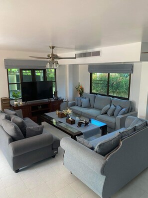 Smart TV - Stunning 4 bedroom private pool Villa (Tambon Sa Khu)