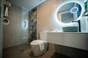 Standaard kamer | Badkamer | Gratis toiletartikelen, een haardroger, een bidet, handdoeken