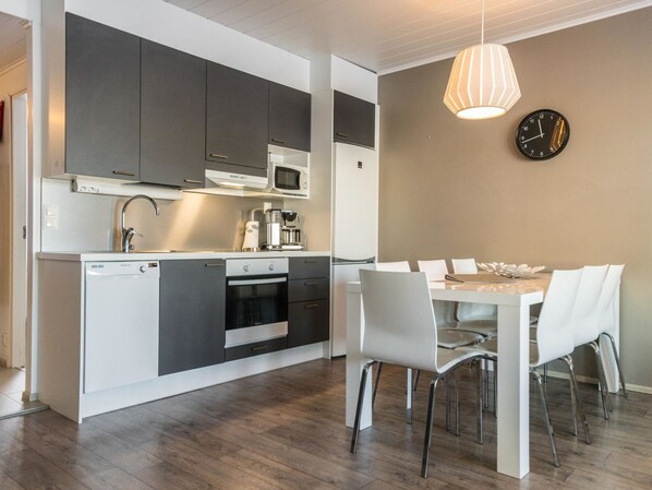 Réfrigérateur, micro-ondes, lave-vaisselle