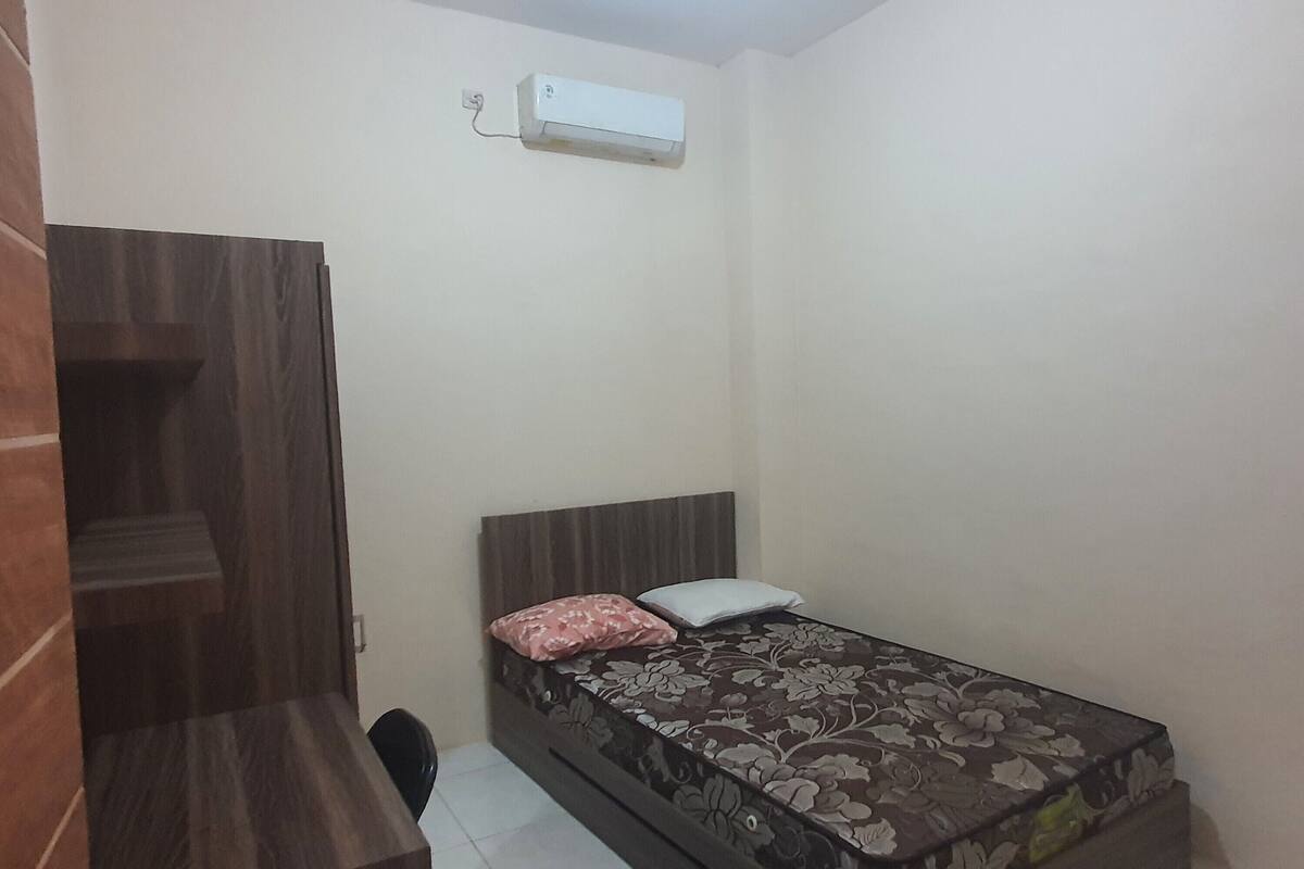 Desk, free WiFi, bed sheets