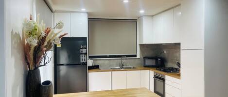 Refrigerador, microondas, horno, placa de cocina