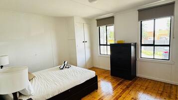 3 bedrooms, desk, iron/ironing board, WiFi