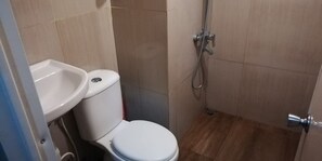 Shower, towels, soap - Hotel O Apartment Grand Asia Afrika By Prisma (Bandung)