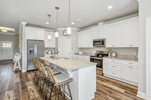 Kjøleskap, mikrobølgeovn, oppvaskmaskin og kaffetrakter/tekoker