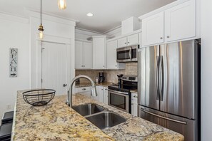 冷蔵庫、電子レンジ、食器洗い機、コーヒー / ティーメーカー