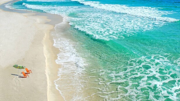A beach with clear turquoise water, a sandy shore, and a sailboat in the distance. - Gorgeous Sound-side Family Friendly Retreat l Golf Cart Included l Convenient to National Seashore (Navarre)