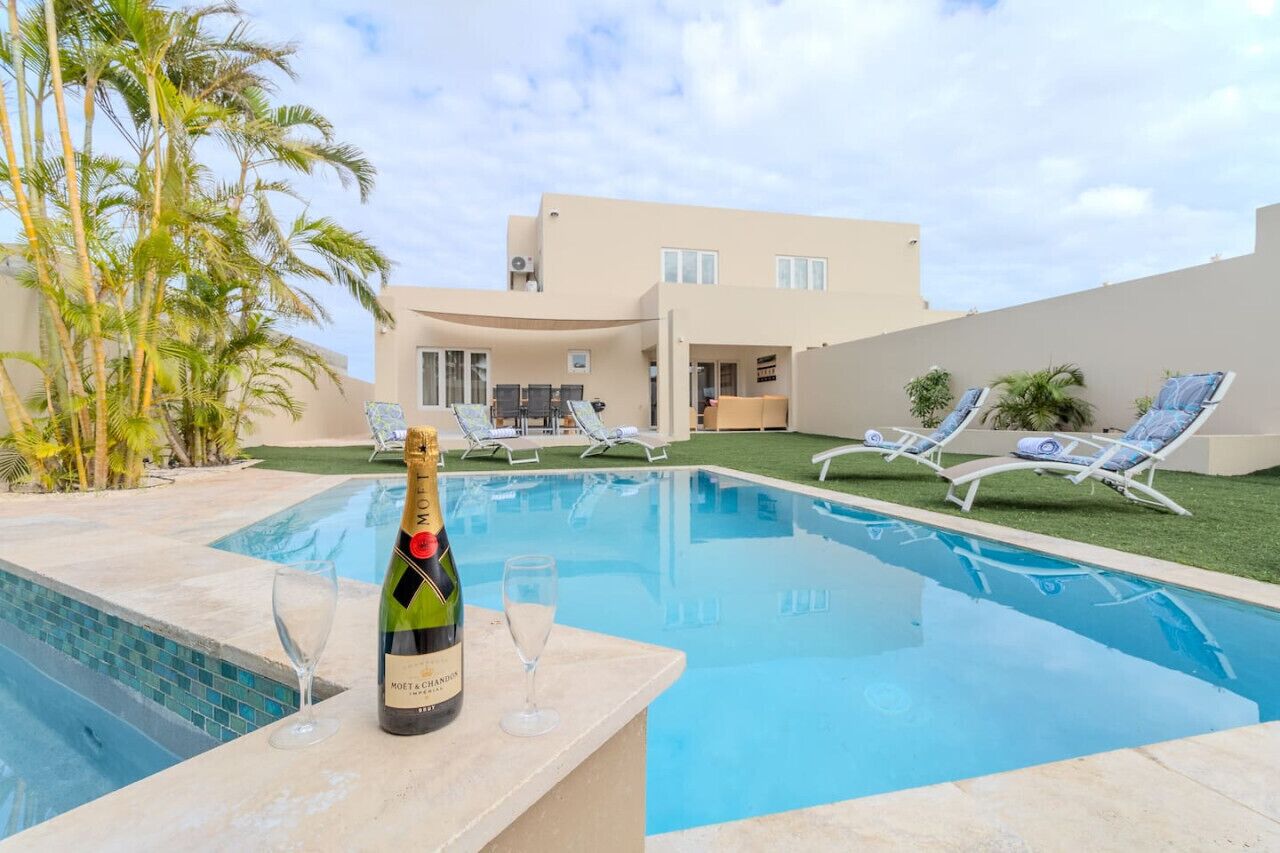 Una piscina al aire libre