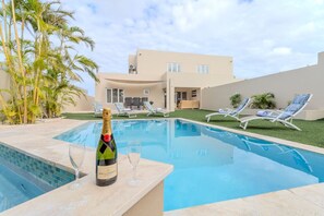 Outdoor pool - Modern Luxe Villa, Villa Twin A by Bocobay (Noord)