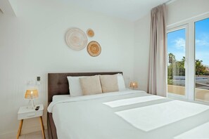 3 soverom, skrivebord, strykejern/-brett og reiseseng for barn