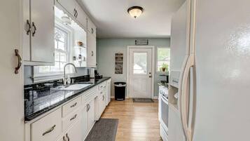 Geladeira, micro-ondas, fogão, cooktop