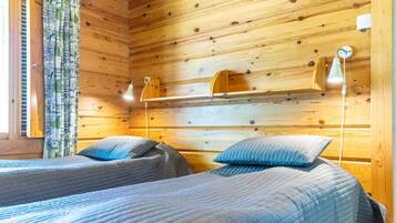 2 bedrooms, travel crib