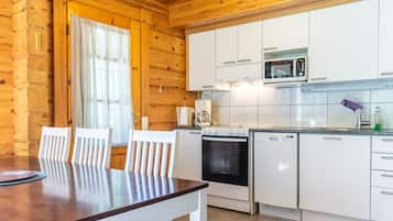 Geladeira, micro-ondas, lava-louças, cadeirão de bebê