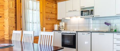 Réfrigérateur, micro-ondes, lave-vaisselle, chaise haute