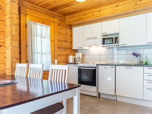 Jääkaappi, mikroaaltouuni, astianpesukone, syöttötuoli