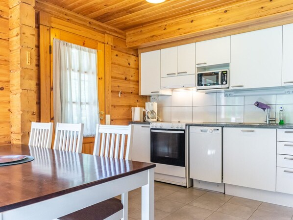 Réfrigérateur, micro-ondes, lave-vaisselle, chaise haute