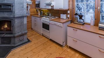 Refrigerador, microondas, lavavajillas, utensilios de cocina