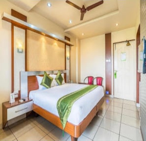 Hypo-allergenic bedding, desk, blackout curtains, soundproofing - Navaratna Delight (Coimbatore)