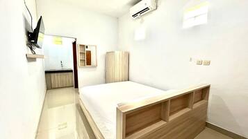 Escritorio, wifi gratis y ropa de cama